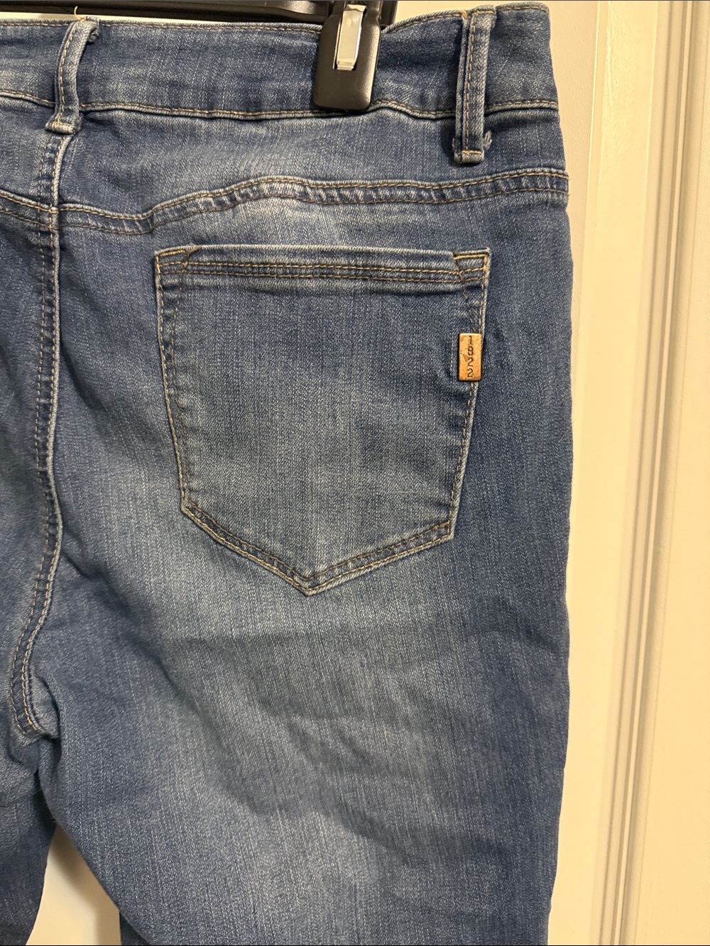 1822 Denim Women's Boyfriend Jeans in Medium Blue with Cuffed Hem - Picture 4 of 5